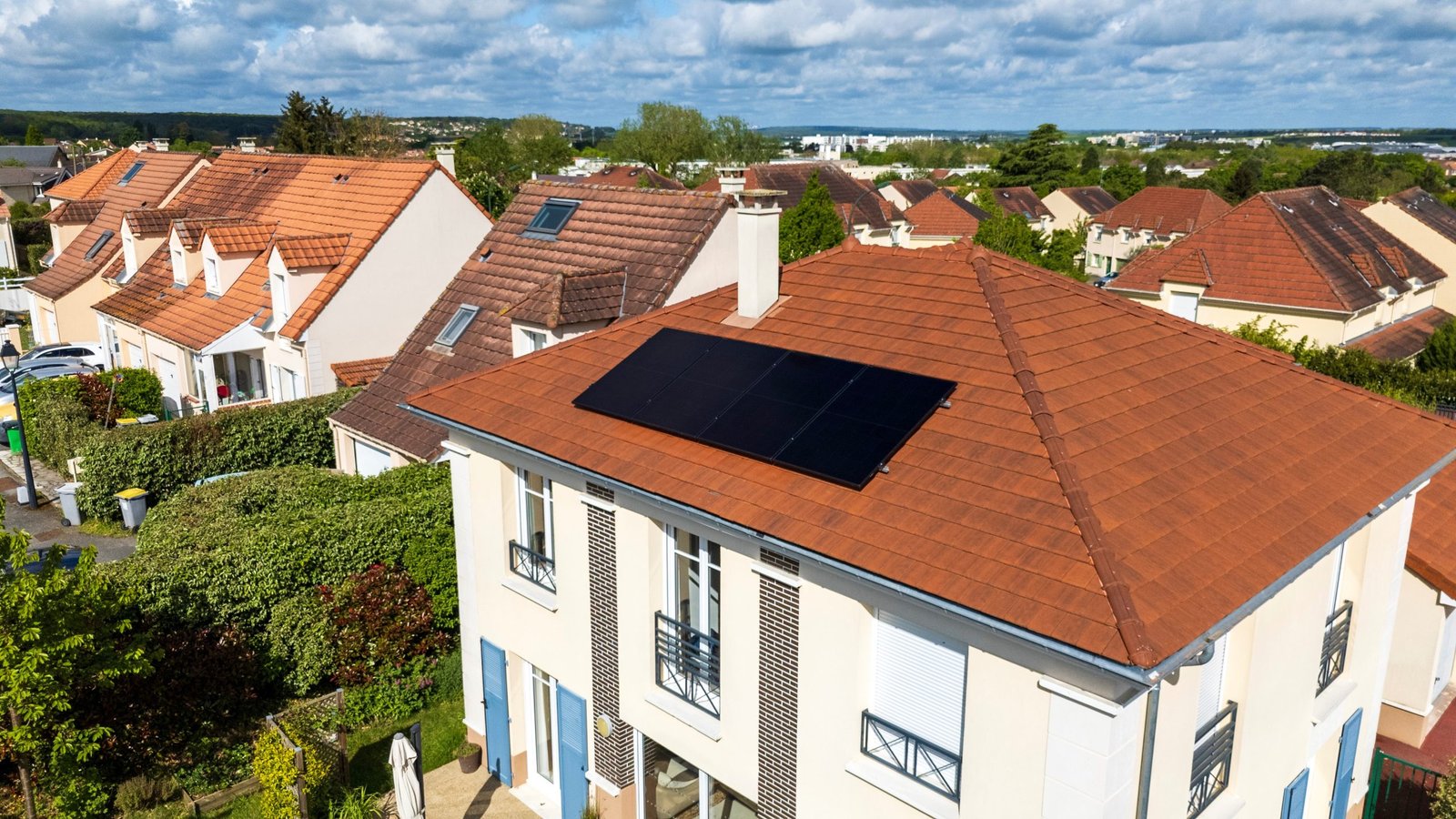 toit d'une maison avec panneaux solaire