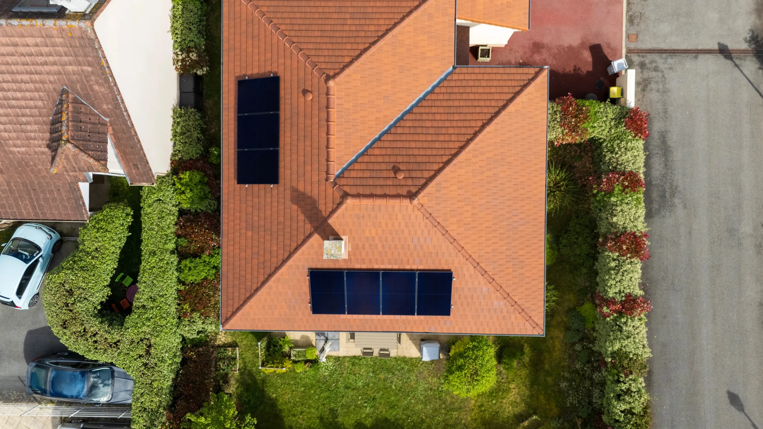 Vue de ciel de panneaux photovoltaïque installées par Habitavenir