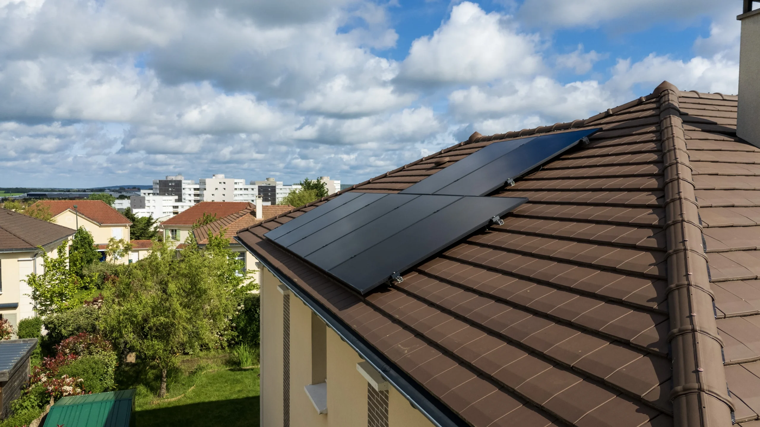 toit d'une maison avec panneau photovoltaïque